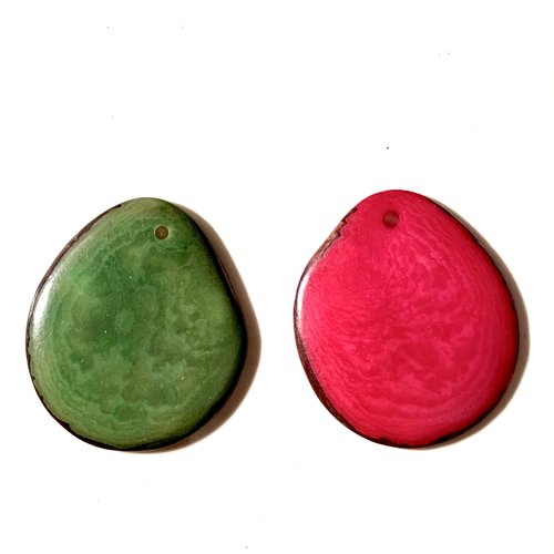 Duo de pendentifs en ivoire végétal tagua en fuchsia et vert