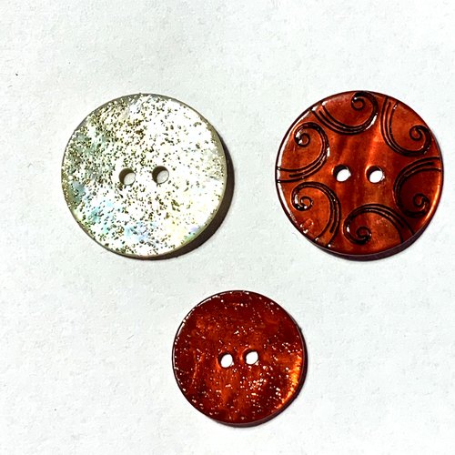 3 boutons nacre ronds gravé et unis en rouge et blanc pailleté