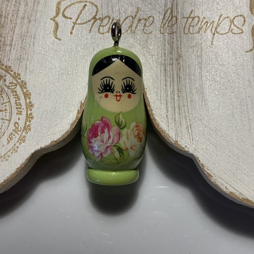 Pendentif poupée russe en bois vert fleurs roses et blanches x1