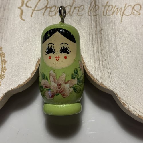 Pendentif poupée russe en bois vert fleurs blanches x1