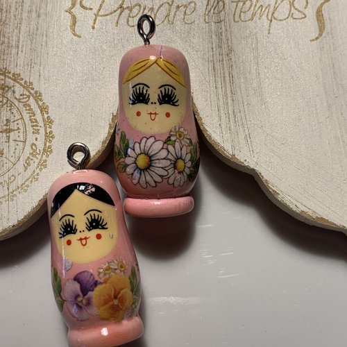 Duo de poupées russes en bois rose et fleurs x2
