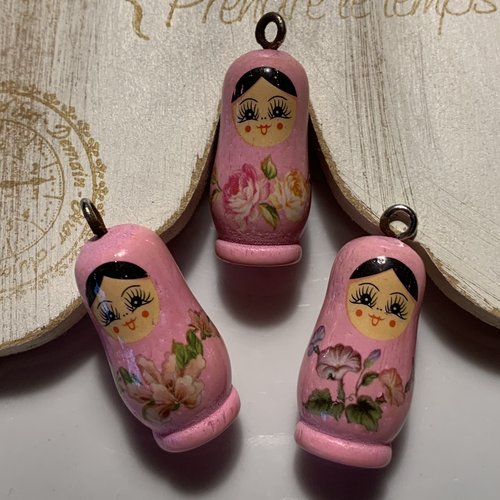 Trio de poupées russes en bois rose et fleurs