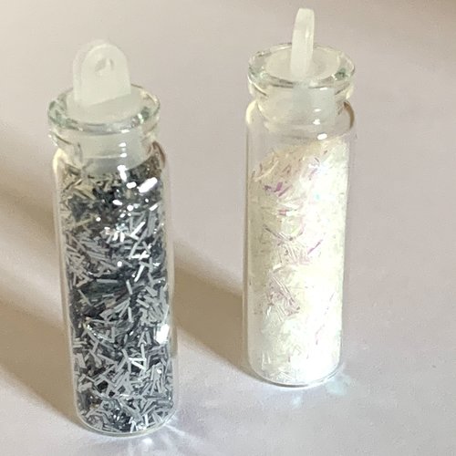 Deux fioles en verre 4cm avec des micro filaments en blanc et argenté