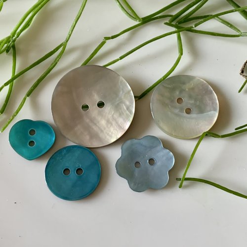 5 boutons nacre ronds, fleur, coeur en blanc et turquoise