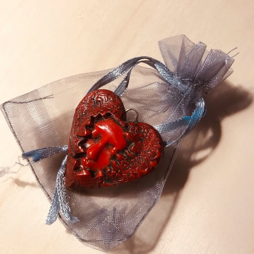 Pendentif coeur stylisé en résine rouge