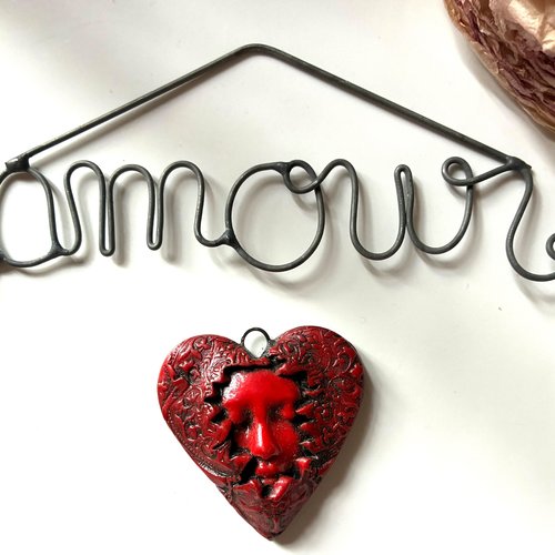 Pendentif coeur stylisé en résine rouge