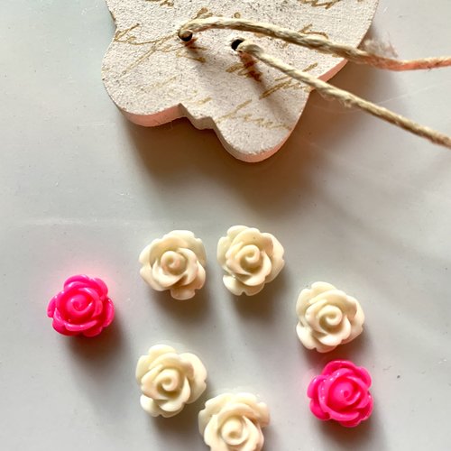 7 cabochons fleurs en écru et rose 10mm