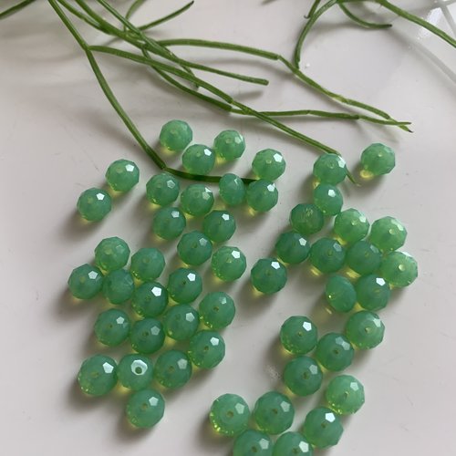 10 perles rondes facettées en cristal en vert 5mm