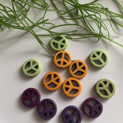 Lot de 12 perles howlite symbole de paix en orange, vert, violet
