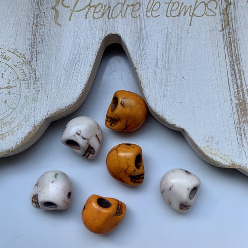 Lot de 6 perles howlite skull tête de mort en écru et orange