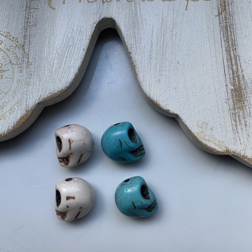 Lot de 4 perles howlite skull tête de mort en écru et turquoise