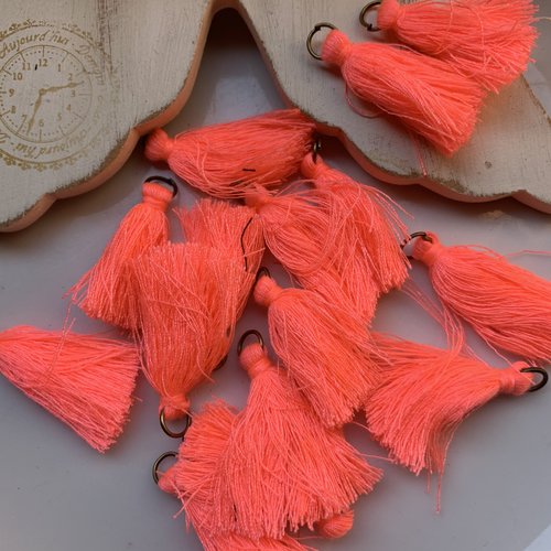 Lot de 2 breloques pompons coton rose vif embout bronze 4 cm