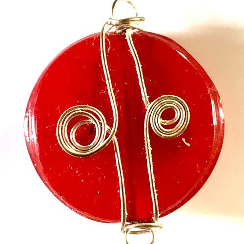 Pendentif perle en verre rouge et son fil en métal, prêt à monter