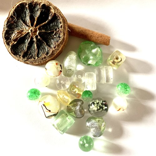 Lot de 20 perles en verre en vert et transparent