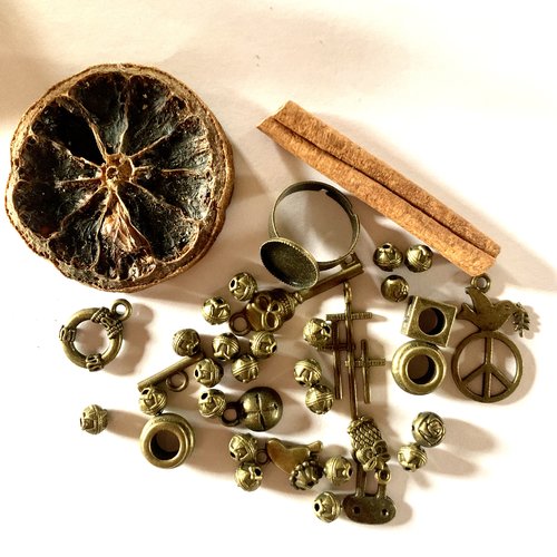 30 breloques assortiment perles et pendentifs en bronze