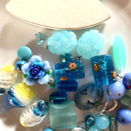 Lot de 30 perles en verre différents tons de bleu