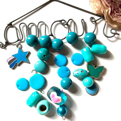 Assortiment 24 perles en verre synthétique