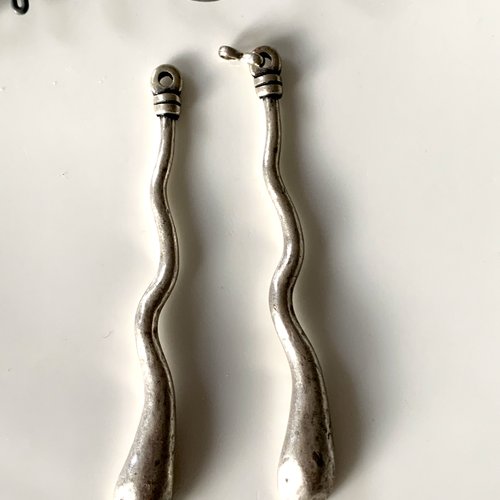 Duo de pendentifs longs en métal argenté gouttes ondulées