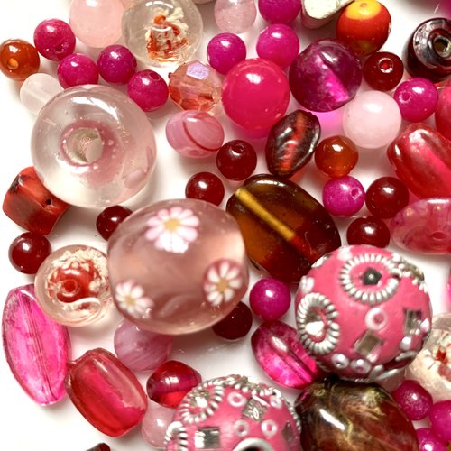 Lot de 90 perles en verre dans les tons de rose