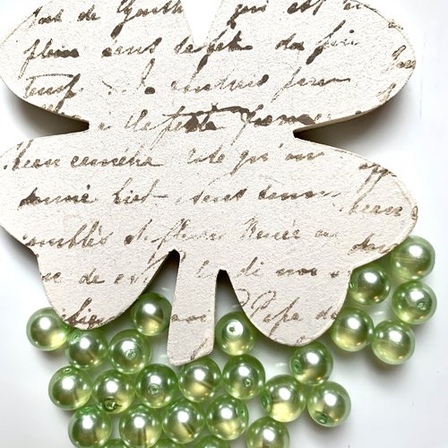 Perles nacrées en vert percées lot de 26 exemplaires
