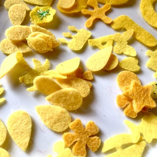 50 formes en feutrine jaune fleurs, étoiles, gouttes