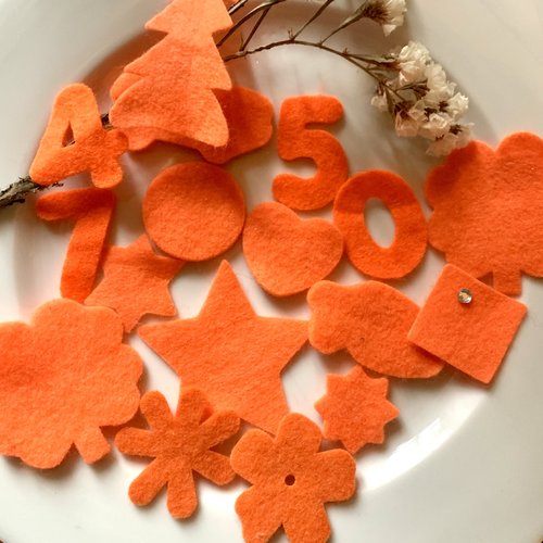 16 formes en feutrine orange fluo étoiles, fleurs, poisson, arbres, feuilles