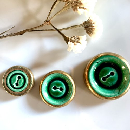 3 boutons céramique forme ronde vert et doré
