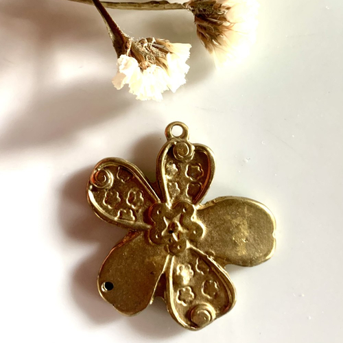 Pendentif fleur en métal doré vieilli