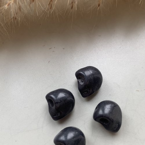 Lot de 4 perles howlite skull têtes de mort en noir