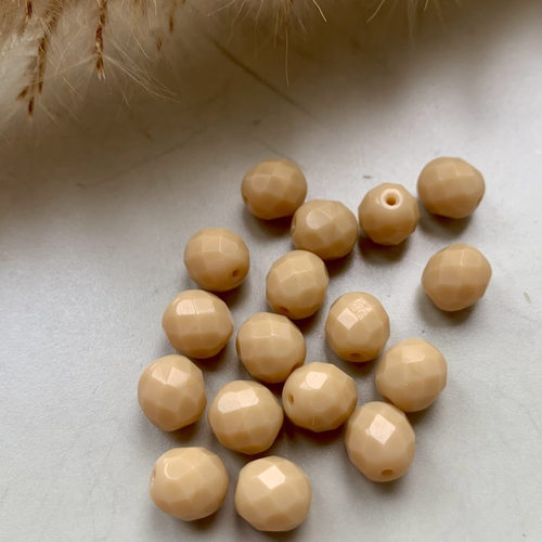 Lot de 15 perles rondes facettées beige en cristal 8mm + 2 offertes