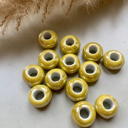 13 perles en céramique rondes en jaune