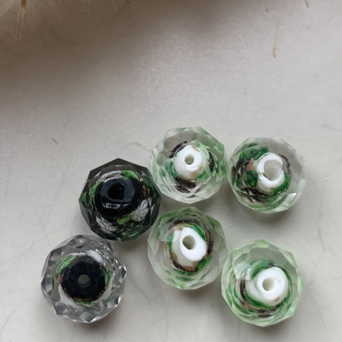 6 perles rondes facettées en vert et noir en cristal 12mm