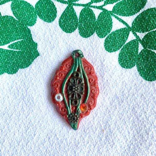 Pendentif feuille rouge en fimo