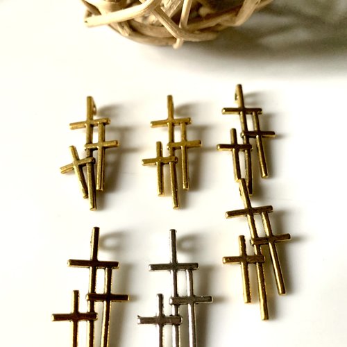 6 croix en métal argenté (1) et doré (5) dimension 30x15mm