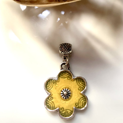 Pendentif fleur métal argenté et résine beige