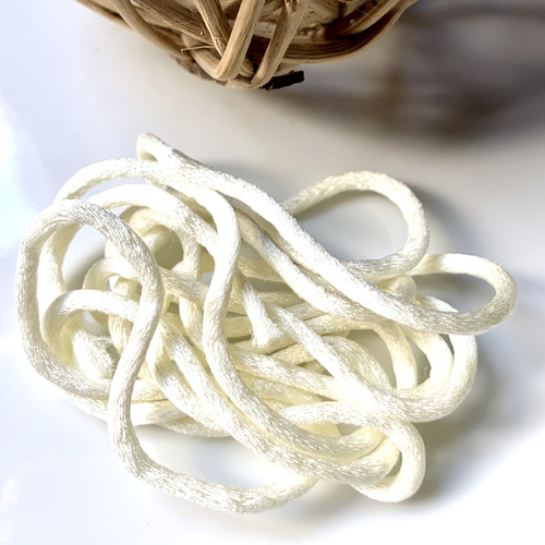 1.15 mètre de cordon satin queue de rat écru en 2mm