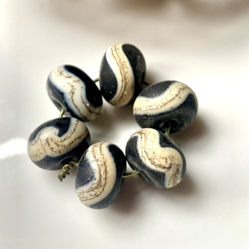 6 perles en verre artisanales rondes bicolores noires et beiges