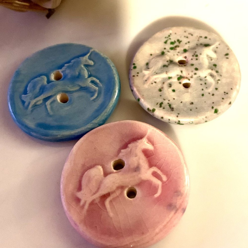 3 boutons en céramique forme ronde bleu, rose, gris création artisanale