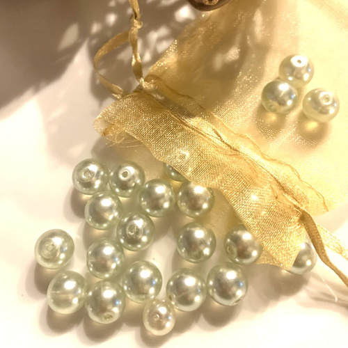 Perles nacrées en vert percées lot de 38 perles 2 tailles