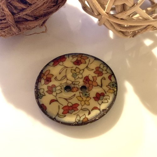 Grand bouton bois rond peint et vernis fleuri fond beige 4cm