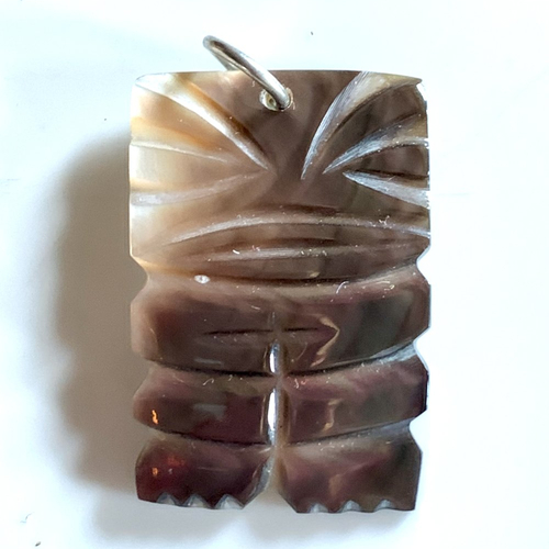 Pendentif en nacre tikki polynésien - prêt à monter