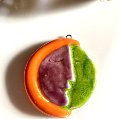Pendentif lune en céramique - fabrication artisanale