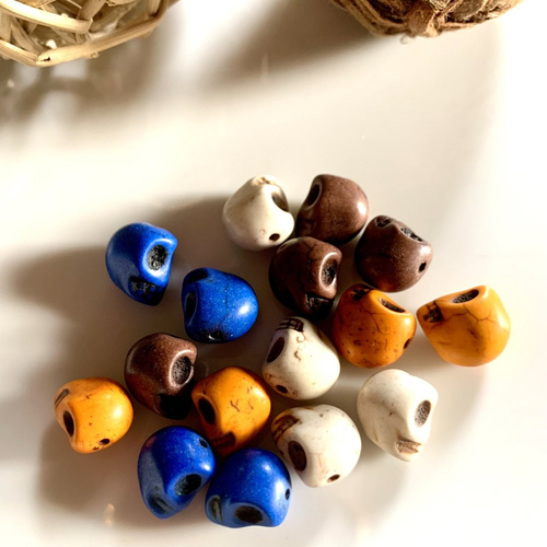 16 perles howlite skull têtes de mort en 4 couleurs