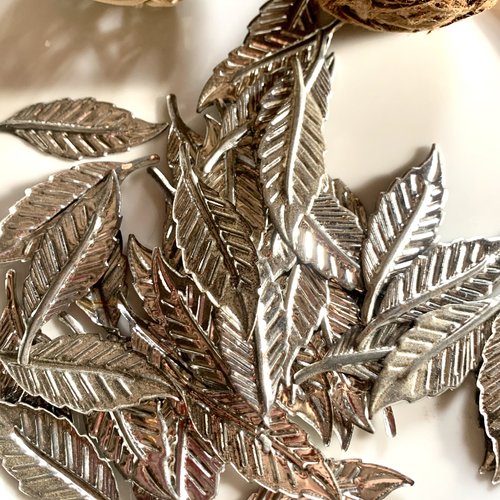 44 pendentifs feuilles en aluminium