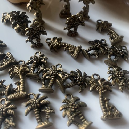 Lot de 23 breloques palmiers en bronze