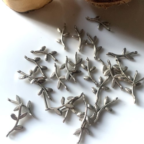 25 pendentifs branches en métal argenté