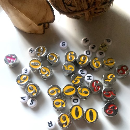 Perles en métal nthétiques percées chiffres et lettres  x 40