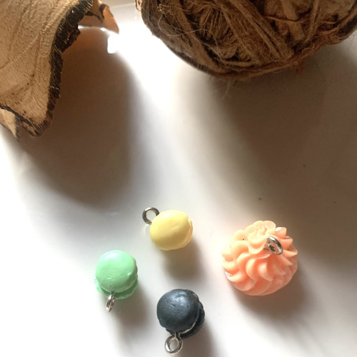 3 macarons 1 gâteau en pâte polymère