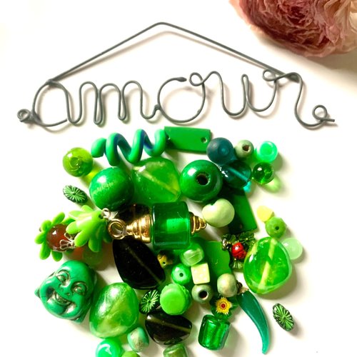 45 perles en verre et en synthétique en thème vert