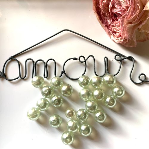Perles nacrées en vert percées lot de 23 perles